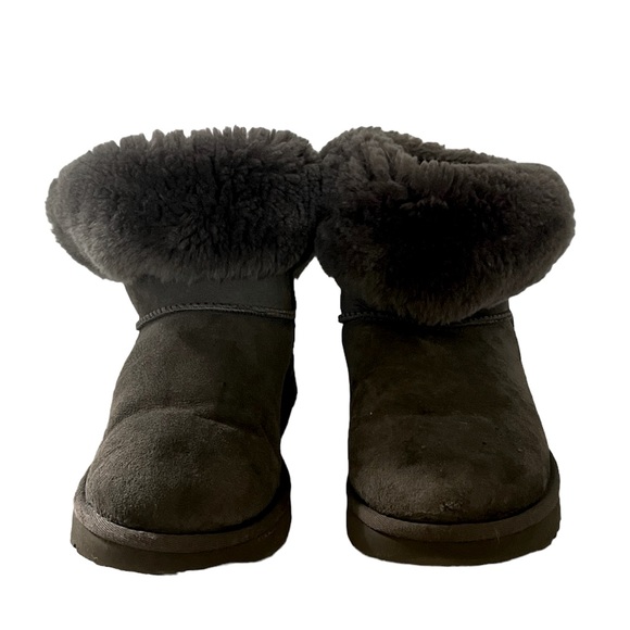 Ugg Women's Short Gray Boots With Button Trim.
Good Condition. Size 9 - Picture 2 of 5